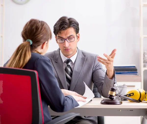 Abogado hablando con el cliente en la oficina — Foto de Stock