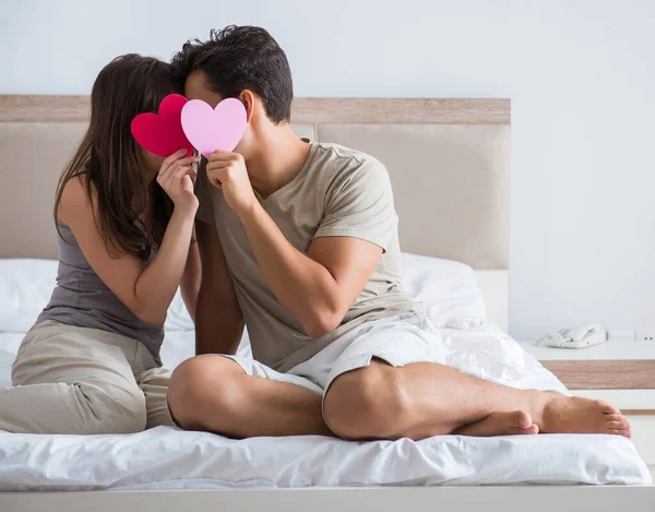 Lyckliga par i sängen — Stockfoto