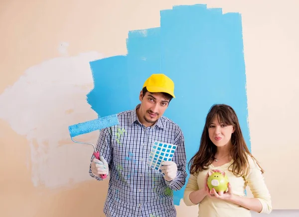 Marido e esposa fazendo renovação em casa — Fotografia de Stock