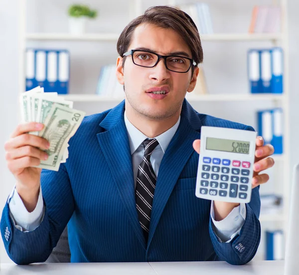 Contabilista calculando dólares com calculadora no escritório — Fotografia de Stock