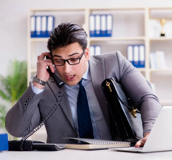 Affärsman anställd talar på kontoret telefon — Stockfoto