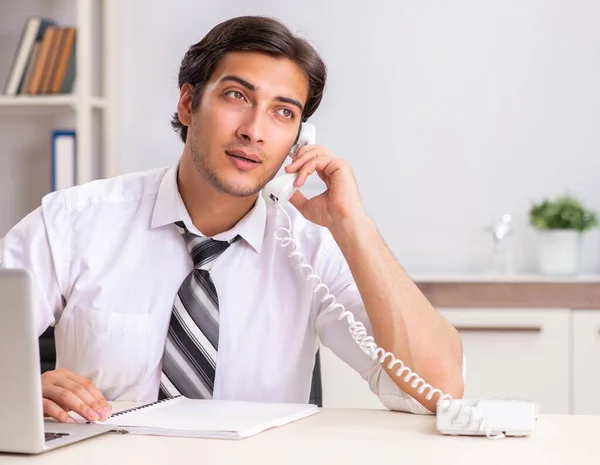 Jovem operador de call center falando por telefone — Fotografia de Stock