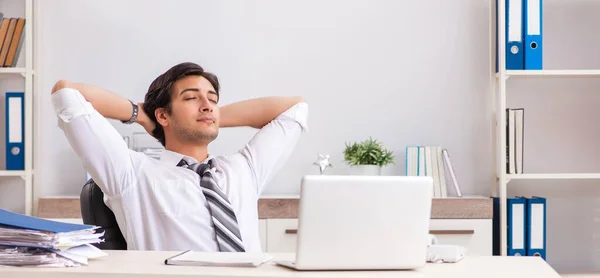 Joven hombre de negocios guapo que trabaja en la oficina —  Fotos de Stock