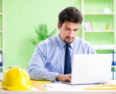 Projede çalışan genç erkek mimar.