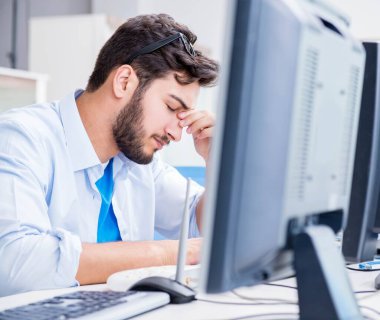 IT teknisyeni bilişim ekipmanlarına bakıyor.