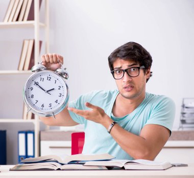 Genç yakışıklı öğrenci okul sınavlarına hazırlanıyor.