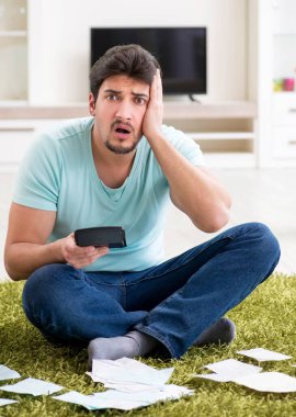 Genç adam kişisel finans ve faturalarla boğuşuyor.