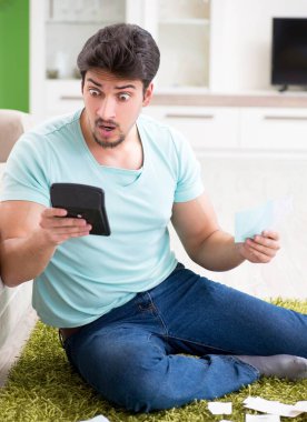 Genç adam kişisel finans ve faturalarla boğuşuyor.