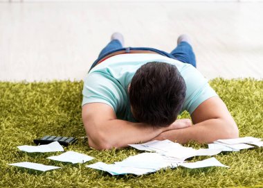 Genç adam kişisel finans ve faturalarla boğuşuyor.