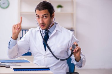 Klinikte çalışan yakışıklı genç bir doktor.