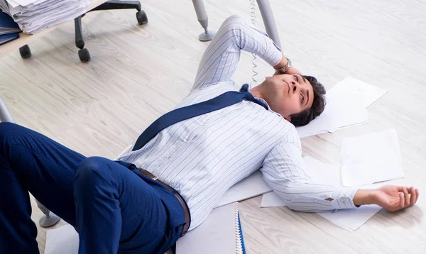 Gefrustreerde zakenman gestrest door overmatig werk — Stockfoto