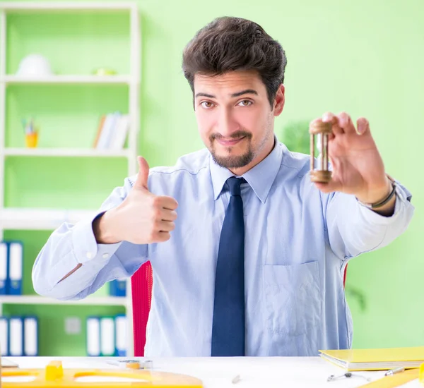 Junger männlicher Architekt arbeitet am Projekt — Stockfoto