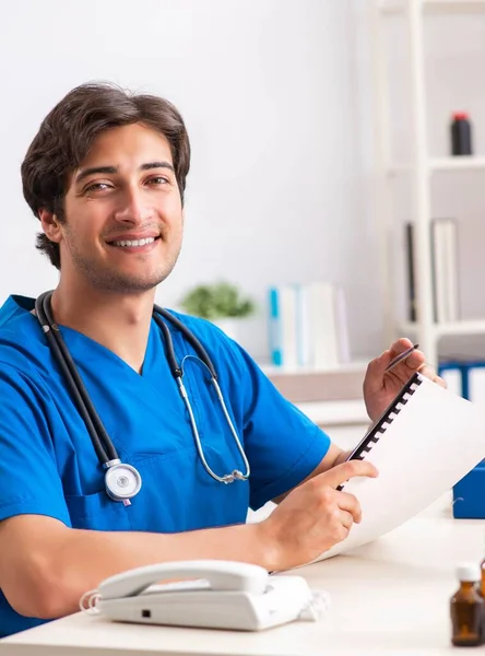 Giovane medico che lavora in ospedale — Foto Stock