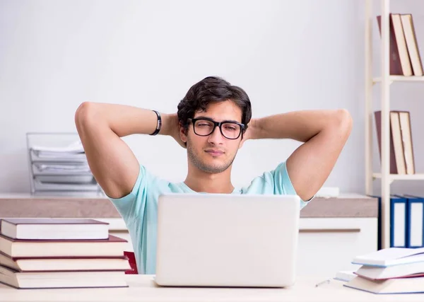 Junge Studentin im Tele-Learning-Konzept — Stockfoto