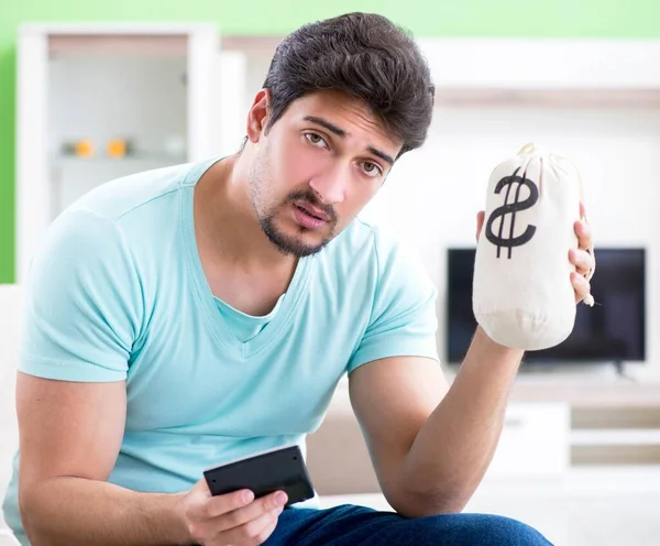 Jovem lutando com finanças pessoais e contas — Fotografia de Stock