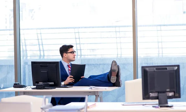 Jovem e bonito empresário empregado trabalhando no escritório na mesa — Fotografia de Stock