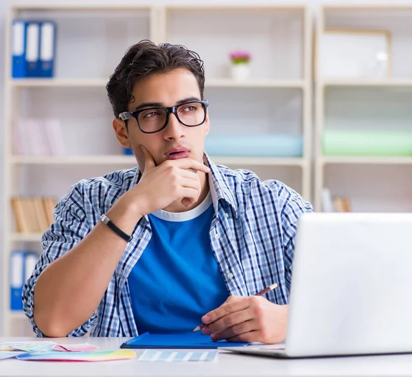 Joven diseñador trabajando en un nuevo proyecto y eligiendo colores —  Fotos de Stock