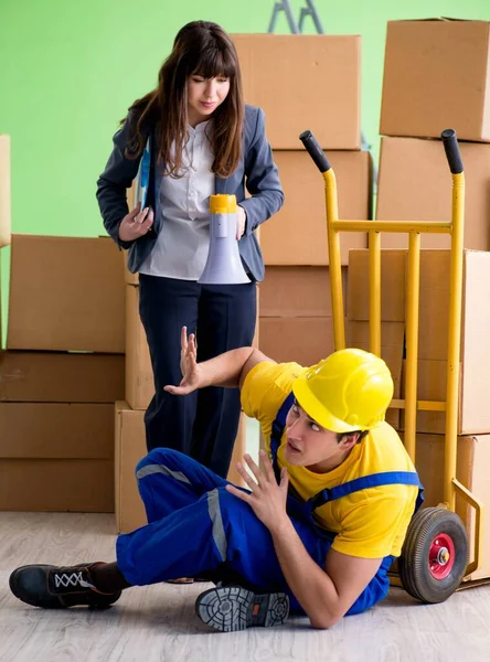 Woman boss and man contractor working with boxes delivery — Stock Photo, Image