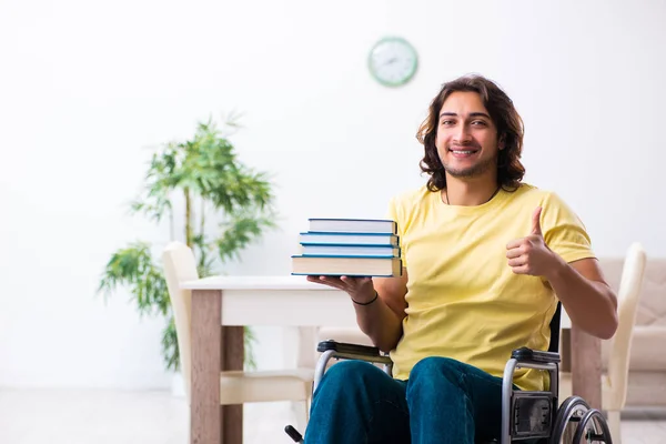 Studente disabile maschile che si prepara per gli esami a casa — Foto Stock