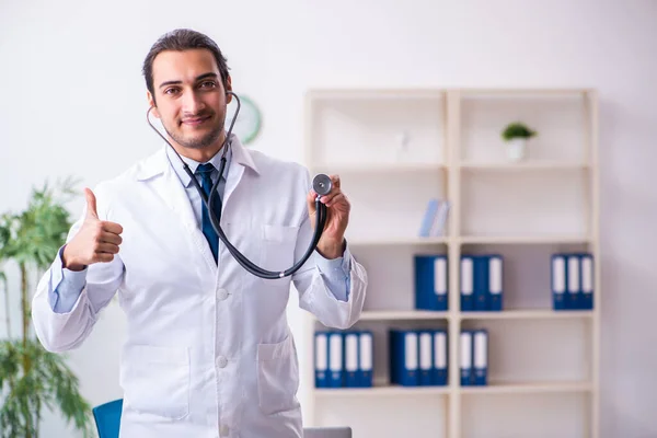 Jeune homme beau médecin travaillant à la clinique — Photo