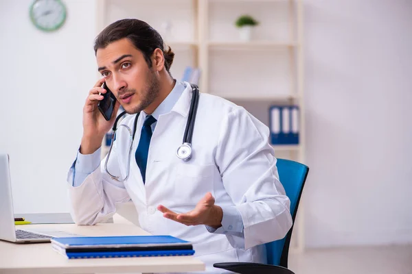 Klinikte çalışan yakışıklı genç bir doktor. — Stok fotoğraf