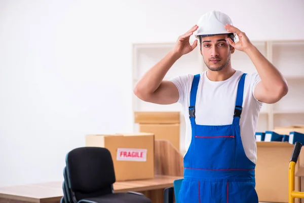 Joven macho profesional mover haciendo casa reubicación — Foto de Stock