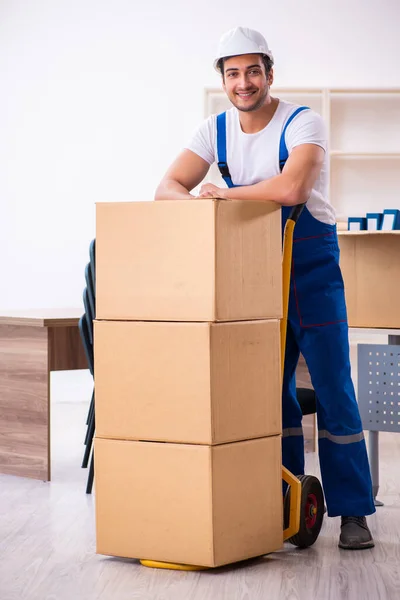 Unga manliga professionella flyttgubbar gör hemflytt — Stockfoto