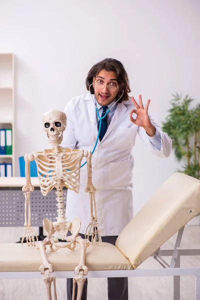 Verrückter Arzt untersucht toten Patienten — Stockfoto