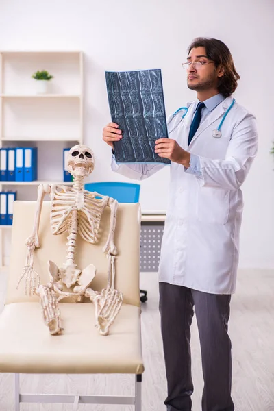 Crazy doctor examining dead patient — Stock Photo, Image