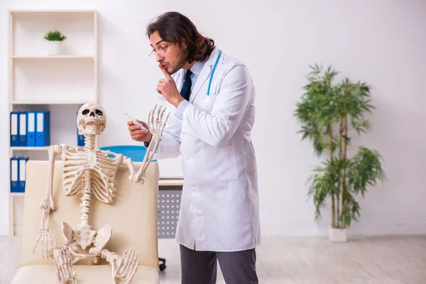 Médico louco examinando paciente morto — Fotografia de Stock