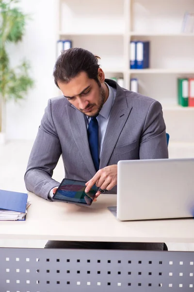 Jovem empresário empregado sentado no escritório — Fotografia de Stock