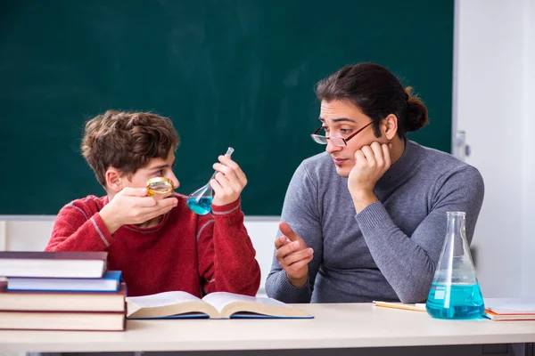 Junge männliche Lehrer und Schüler im Klassenzimmer — Stockfoto