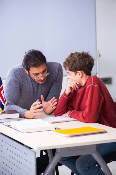 Ung manlig lärare och skolpojke i klassrummet — Stockfoto