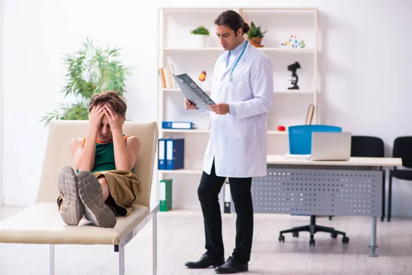 Nemocný chlapec navštíví mladý lékař dětský lékař — Stock fotografie