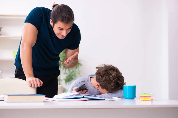 Far och son i examen förberedelse koncept — Stockfoto