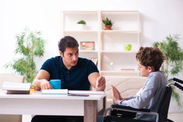 Padre e hijo discapacitado en concepto de educación —  Fotos de Stock