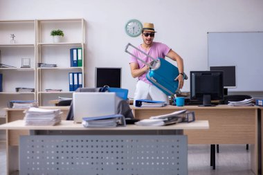 Genç erkek çalışanımız geziye hazırlanıyor.