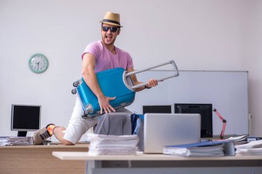 Genç erkek çalışanımız geziye hazırlanıyor.