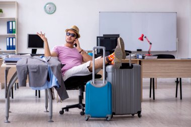 Genç erkek çalışanımız geziye hazırlanıyor.