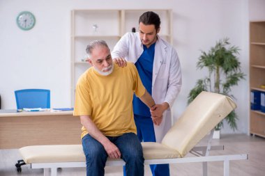 Yaşlı adam genç doktor masörünü ziyaret ediyor.