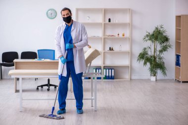 Genç erkek müteahhit salgın konseptinde dezenfekte kliniği