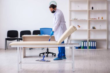 Genç erkek müteahhit salgın konseptinde dezenfekte kliniği