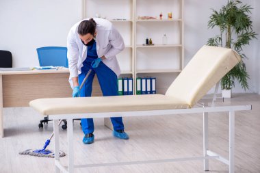 Genç erkek müteahhit salgın konseptinde dezenfekte kliniği