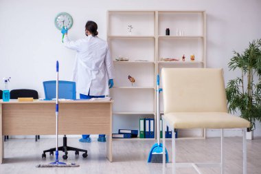 Genç erkek müteahhit salgın konseptinde dezenfekte kliniği