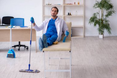 Genç erkek müteahhit salgın konseptinde dezenfekte kliniği