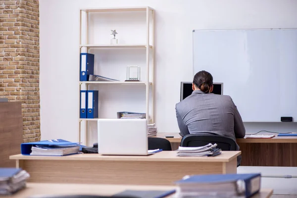 Junger männlicher Geschäftsmann arbeitet im Büro — Stockfoto