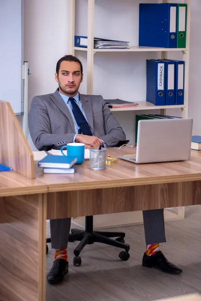 Joven hombre de negocios empleado que trabaja en la oficina — Foto de Stock