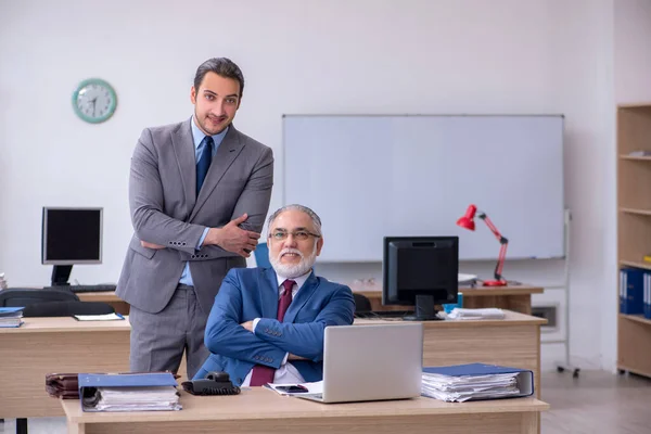 Два работника-мужчины работают в офисе — стоковое фото