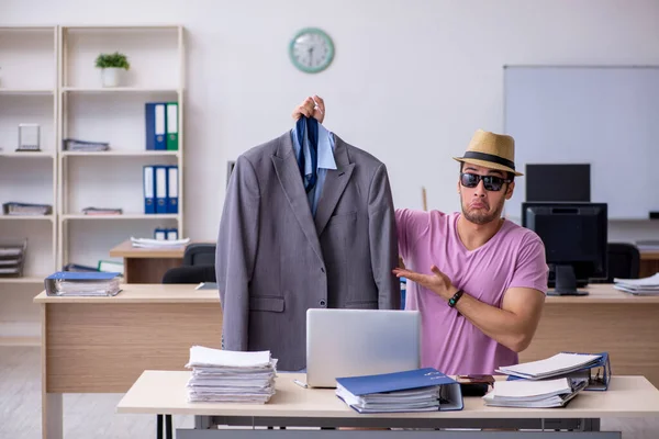 Ung manlig anställd förbereder sig för resan — Stockfoto