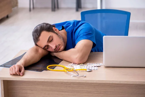 Молодой врач-мужчина устал после ночной смены — стоковое фото